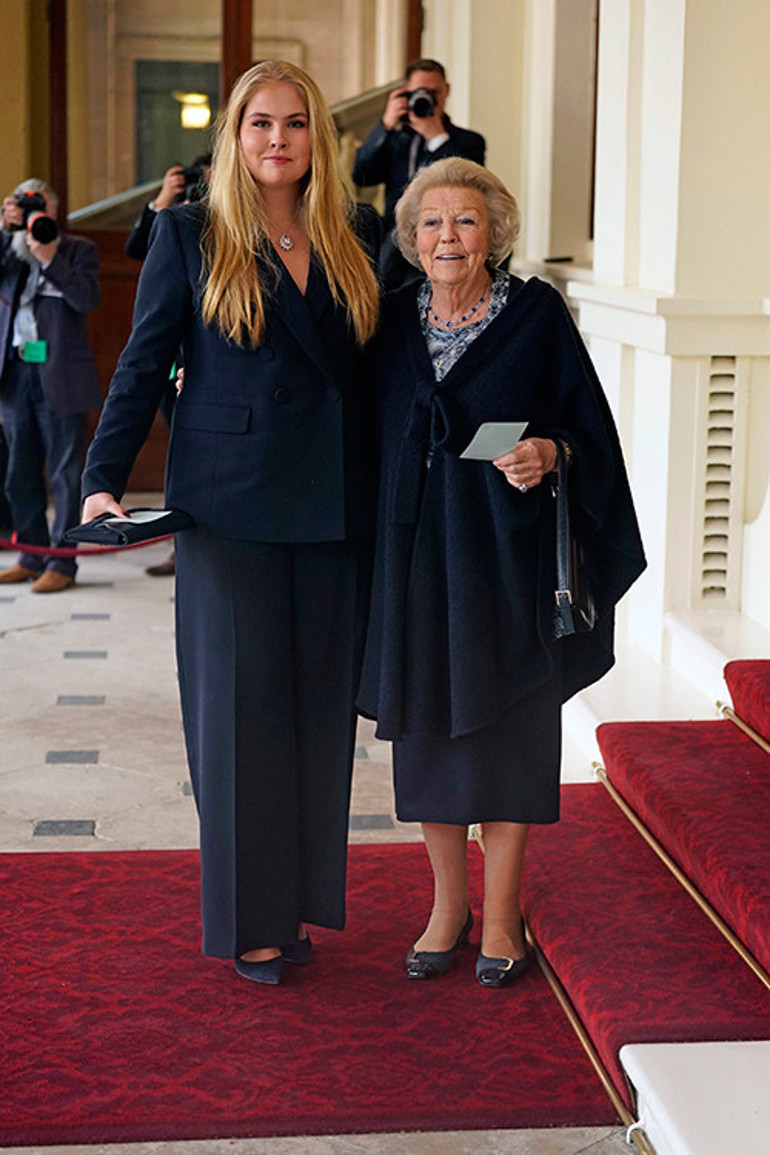 Buckinghamda taçlı zirve: Charlesın yüzünde gülücükler... Kate maviler içinde
