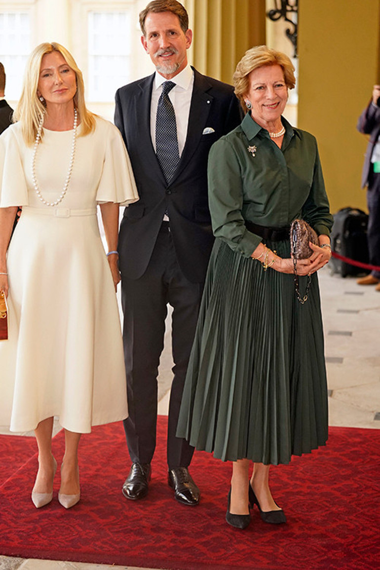 Buckinghamda taçlı zirve: Charlesın yüzünde gülücükler... Kate maviler içinde