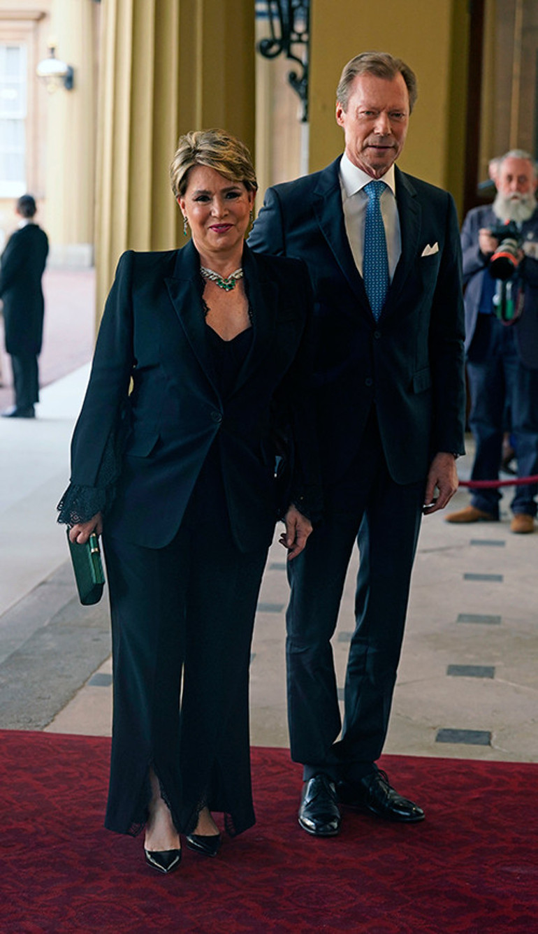 Buckinghamda taçlı zirve: Charlesın yüzünde gülücükler... Kate maviler içinde