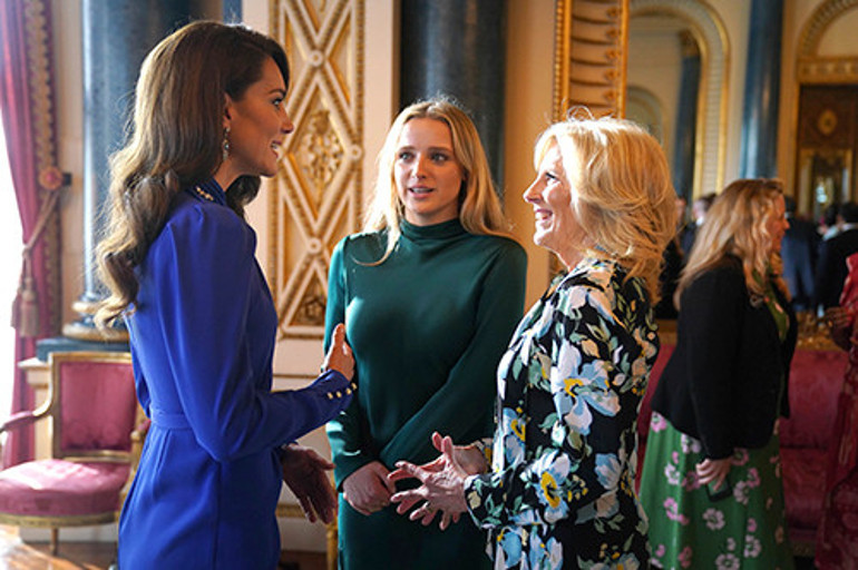 Buckinghamda taçlı zirve: Charlesın yüzünde gülücükler... Kate maviler içinde