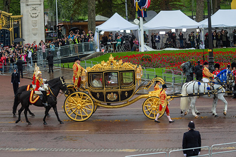 Bir ömür boyu bu anı beklemişti: Aşkına kavuştuğu gibi tacına da kavuştu