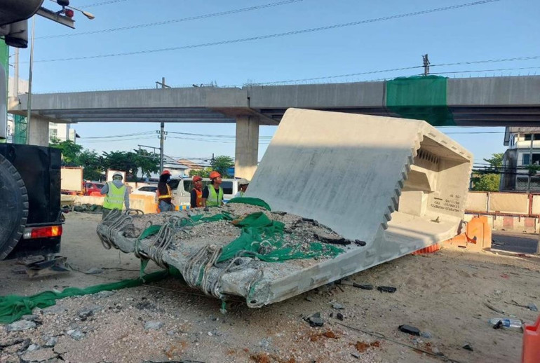 İnşaatı devam eden otoyolda beton levha düştü: 1 ölü