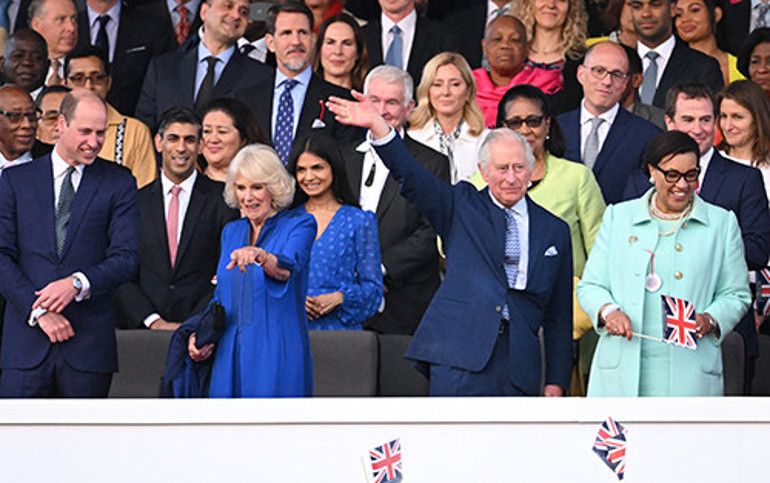 Taç giyme töreni kutlamaları sürüyor... Onları hiç böyle görmediniz: Kraliyet ailesi konserde coştu Gecenin yıldızı William ve Kate oldu