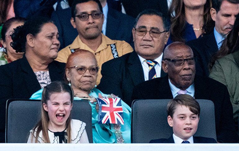Taç giyme töreni kutlamaları sürüyor... Onları hiç böyle görmediniz: Kraliyet ailesi konserde coştu Gecenin yıldızı William ve Kate oldu