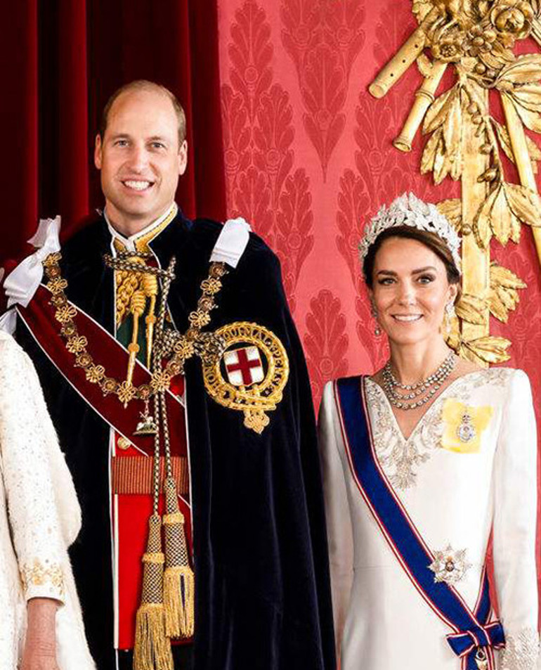 Kraliçenin hazinesini göğüs dekoltesinde saklamış : O gün herkes çok merak etmişti