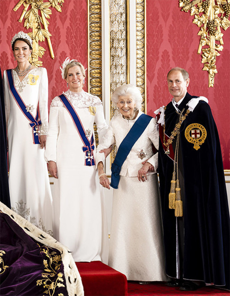 Kraliçenin hazinesini göğüs dekoltesinde saklamış : O gün herkes çok merak etmişti