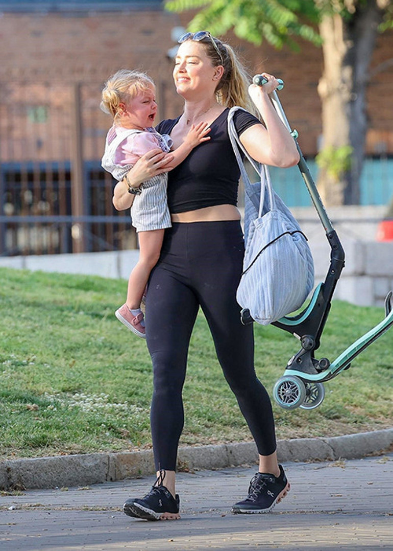 Babasız bebeğiyle birlikte yabancı ülkede yeni bir hayata başladı: Oyunculuğa buruk veda