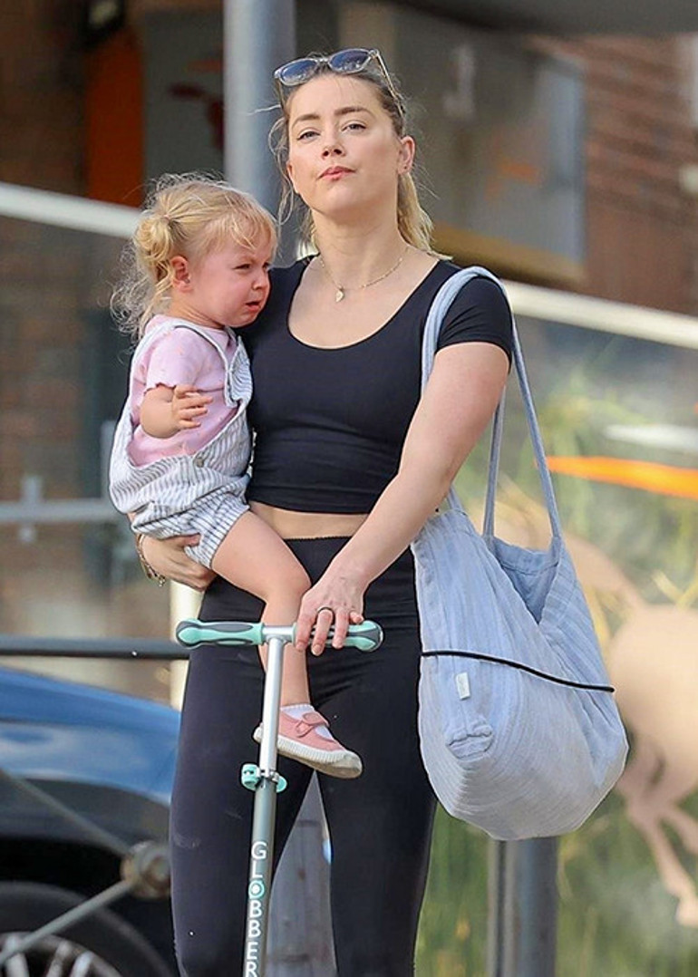 Babasız bebeğiyle birlikte yabancı ülkede yeni bir hayata başladı: Oyunculuğa buruk veda