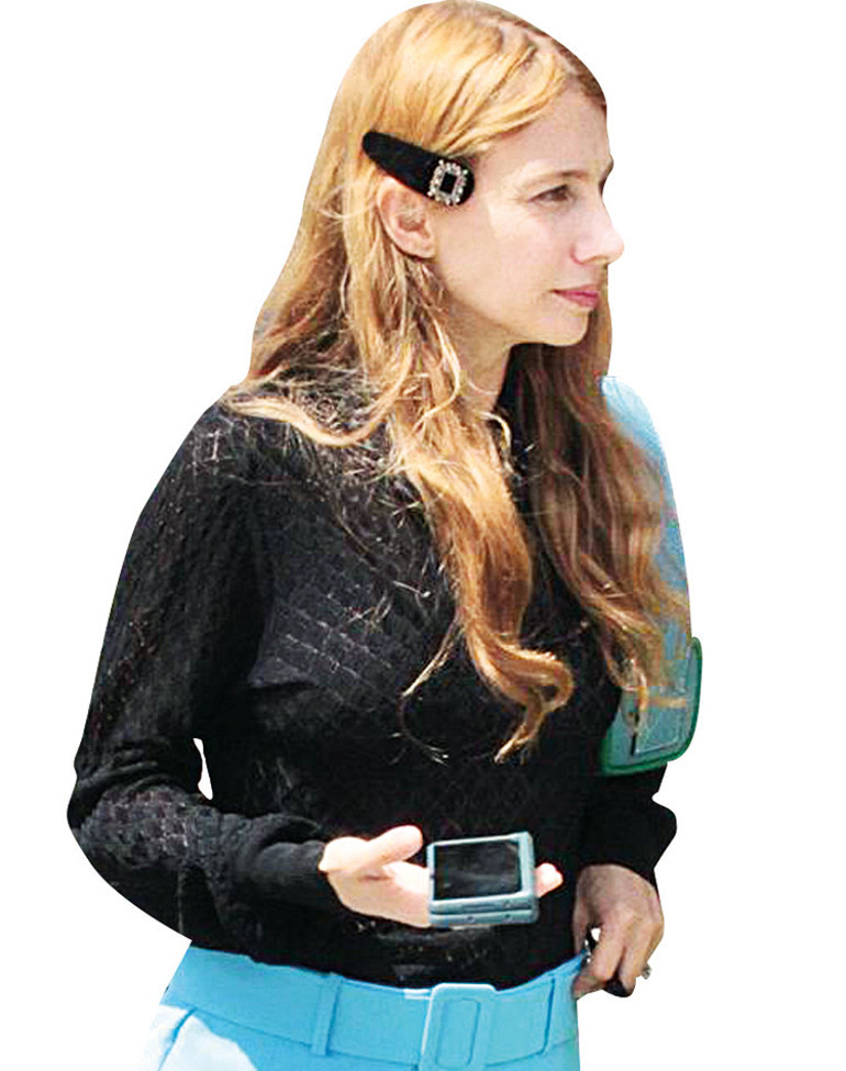 Aslıhan Doğan 93 bin TLlik hırkasını gelinlerine bırakacak