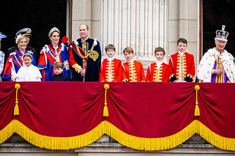 Krala yumurta atıyorlar, onlara gülücük: Taçlı ailenin vitrin yüzleri