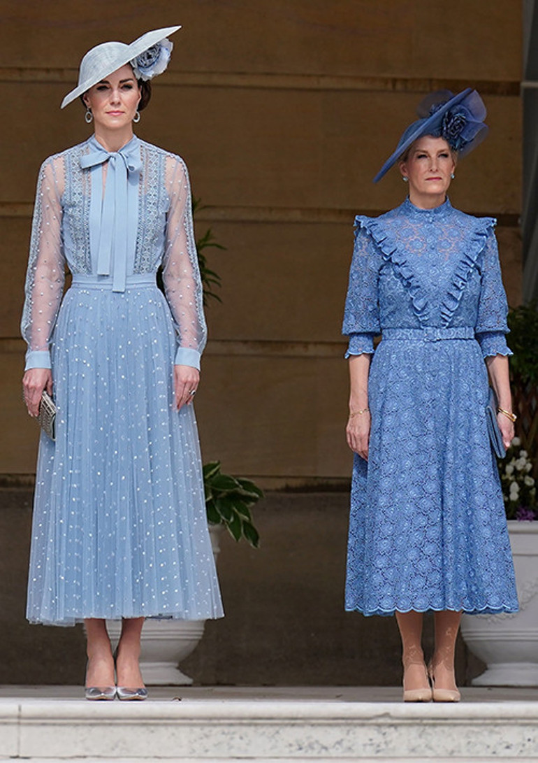 Krala yumurta atıyorlar, onlara gülücük: Taçlı ailenin vitrin yüzleri