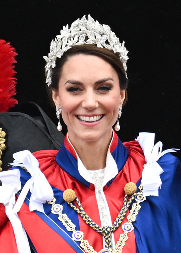 Krala yumurta atıyorlar, onlara gülücük: Taçlı ailenin vitrin yüzleri