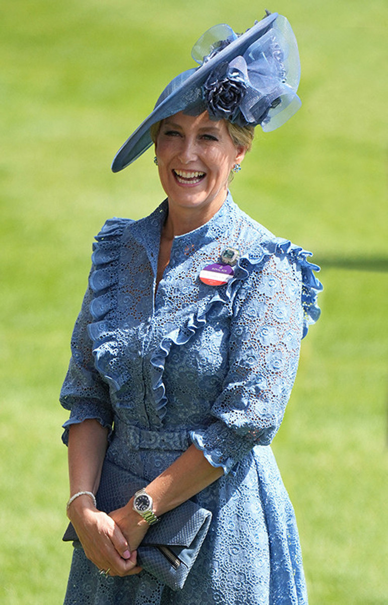 Krala yumurta atıyorlar, onlara gülücük: Taçlı ailenin vitrin yüzleri