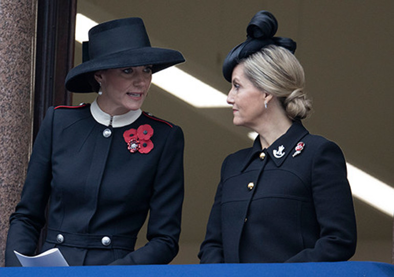 Krala yumurta atıyorlar, onlara gülücük: Taçlı ailenin vitrin yüzleri