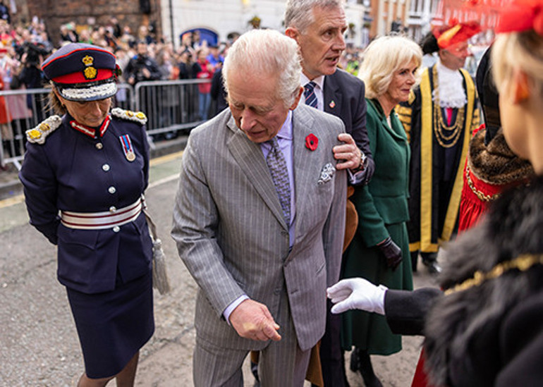 Krala yumurta atıyorlar, onlara gülücük: Taçlı ailenin vitrin yüzleri