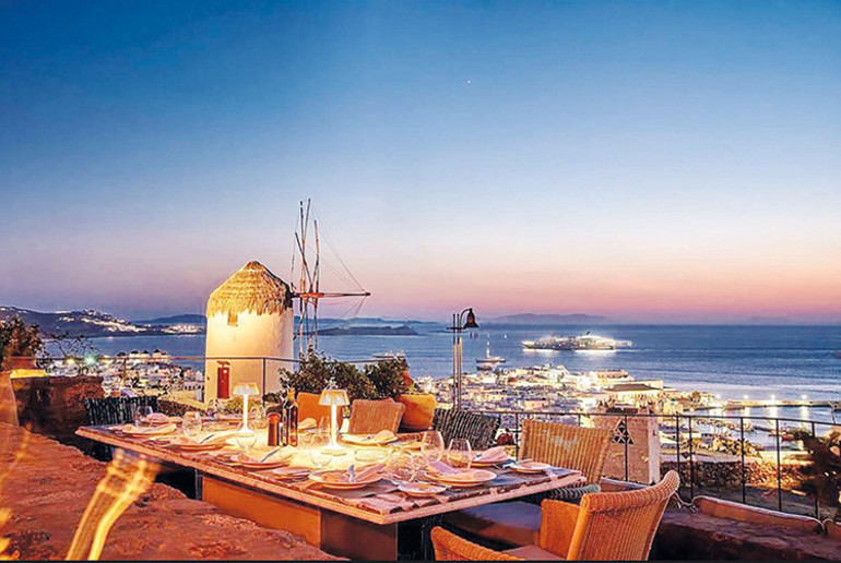 Mikonos’ta dans ettirecek