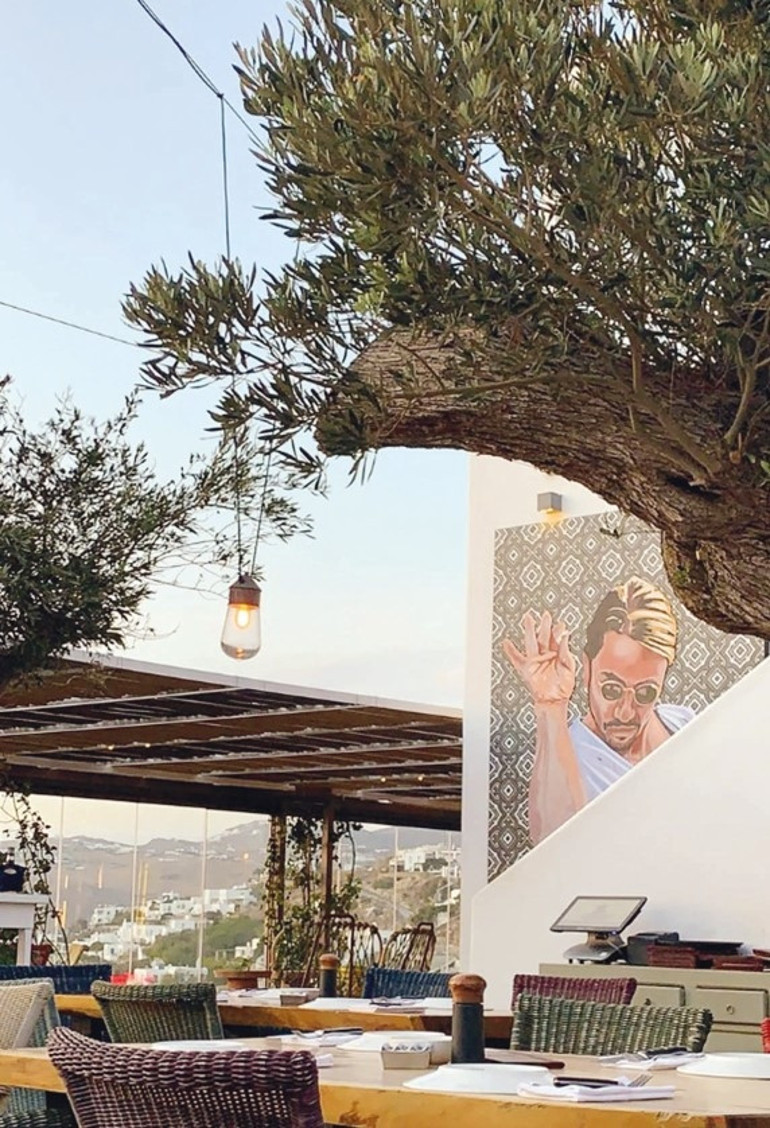 Mikonos’ta dans ettirecek