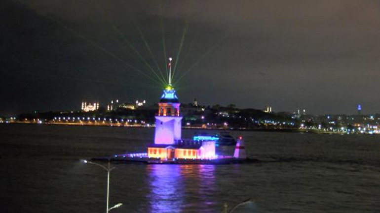 Restorasyonu tamamlanan Kız Kulesi ışık ve lazer gösterisiyle ziyarete açıldı