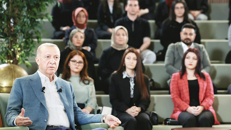 Her türlü küskünlüğü bir tarafa bırakın sandığa sıkı sıkı sarılın