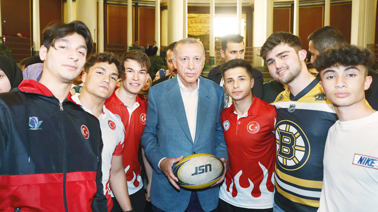 Her türlü küskünlüğü bir tarafa bırakın sandığa sıkı sıkı sarılın