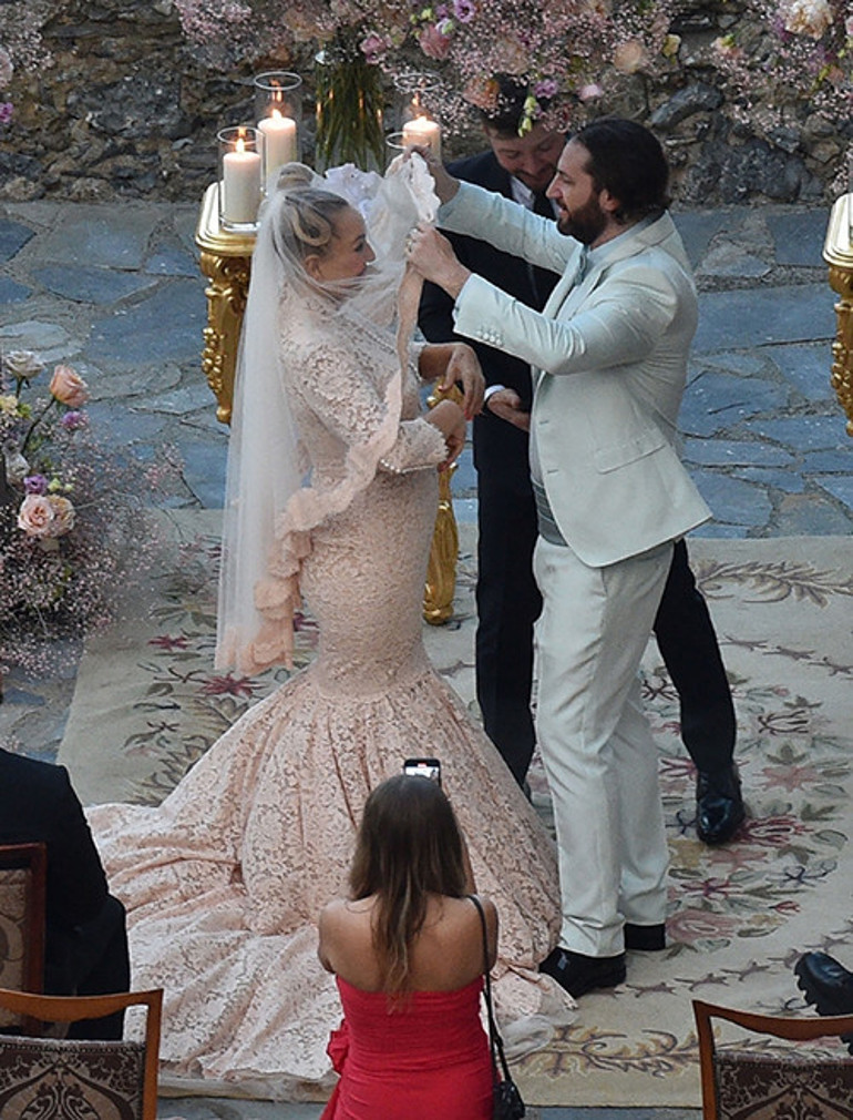 Ünlü şarkıcıya altı kişilik düğün: Gelinin zor anları