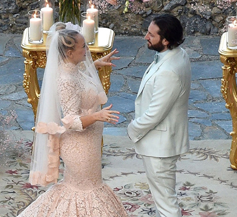 Ünlü şarkıcıya altı kişilik düğün: Gelinin zor anları