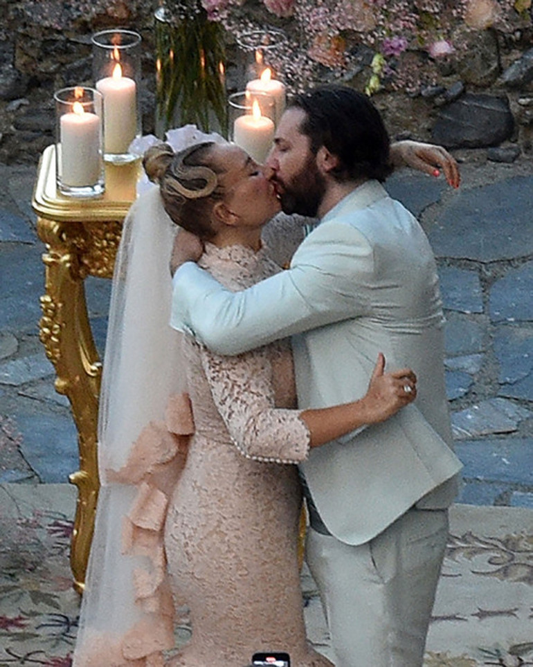 Ünlü şarkıcıya altı kişilik düğün: Gelinin zor anları