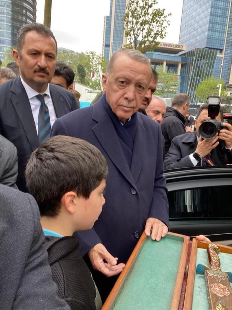 Azerbaycanlı demir ustasından Cumhurbaşkanı Erdoğan’a “Zafer Kılıcı” hediyesi