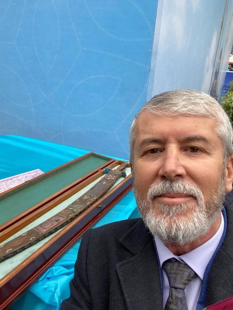 Azerbaycanlı demir ustasından Cumhurbaşkanı Erdoğan’a “Zafer Kılıcı” hediyesi