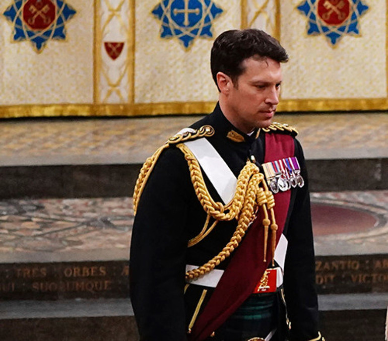 Buckingham Sarayındaki yakışıklı, Kralı bile gölgede bıraktı: Kalp atışları hızlandı