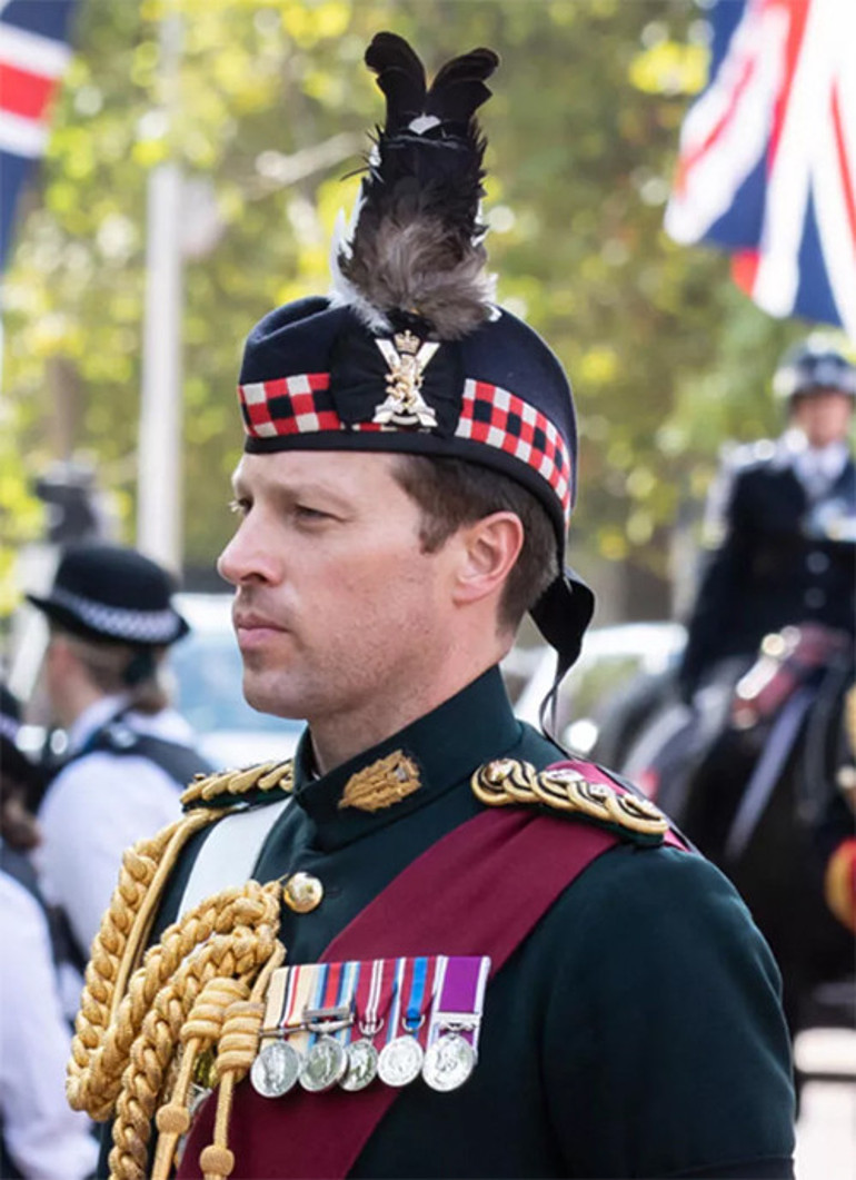 Buckingham Sarayındaki yakışıklı, Kralı bile gölgede bıraktı: Kalp atışları hızlandı