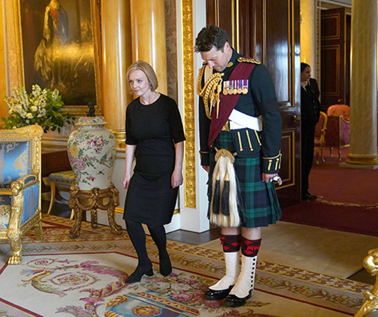 Buckingham Sarayındaki yakışıklı, Kralı bile gölgede bıraktı: Kalp atışları hızlandı