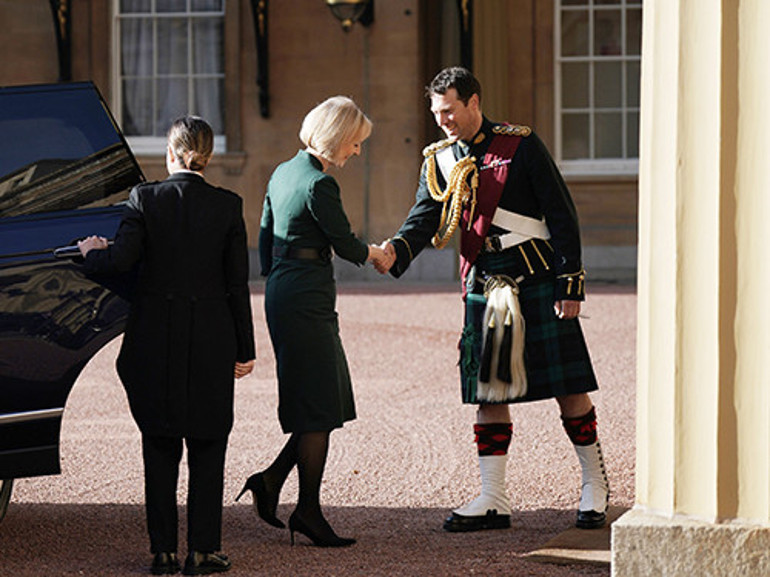 Buckingham Sarayındaki yakışıklı, Kralı bile gölgede bıraktı: Kalp atışları hızlandı