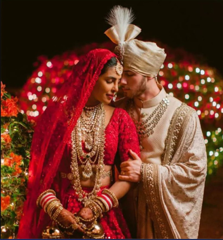 Kocası onu ilk gördüğü an diz çökmüştü... Ünlü yıldız eski sevgili tartışmasına nokta koydu: Ben kitabımı tersten okumam