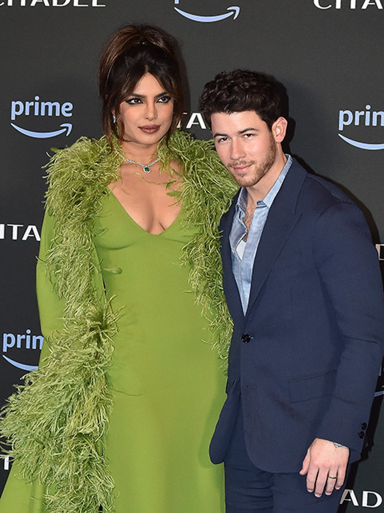 Kocası onu ilk gördüğü an diz çökmüştü... Ünlü yıldız eski sevgili tartışmasına nokta koydu: Ben kitabımı tersten okumam