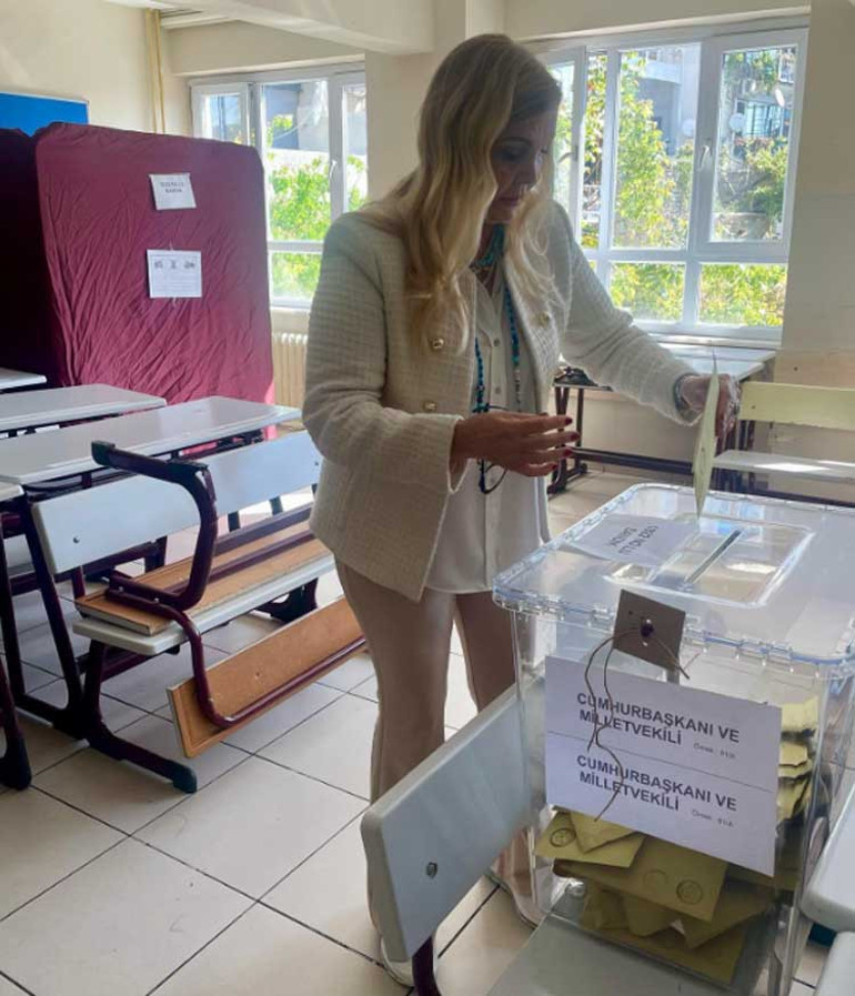 Ünlüler sandık başında