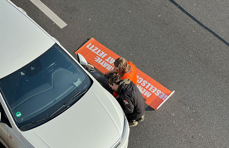 Bu kez kendilerini tekerleğe yapıştırdılar