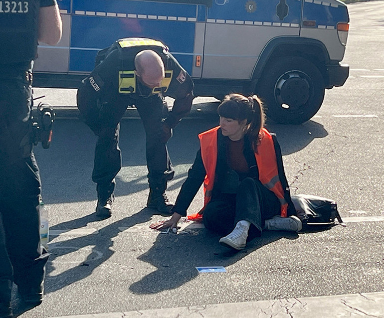 Bu kez kendilerini tekerleğe yapıştırdılar