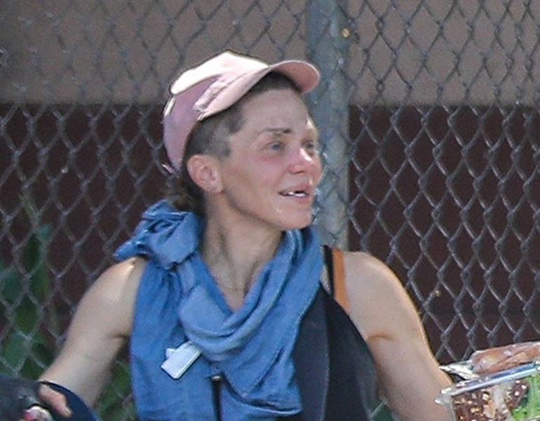 Artık ne inci gibi dişleri var ne altın rengi saçları... Tüm mal varlığı market arabasında... Paparazziye acı itiraf