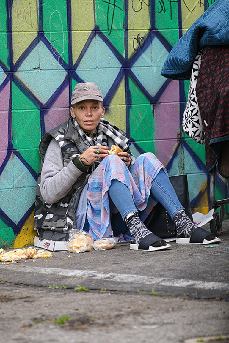 Artık ne inci gibi dişleri var ne altın rengi saçları... Tüm mal varlığı market arabasında... Paparazziye acı itiraf