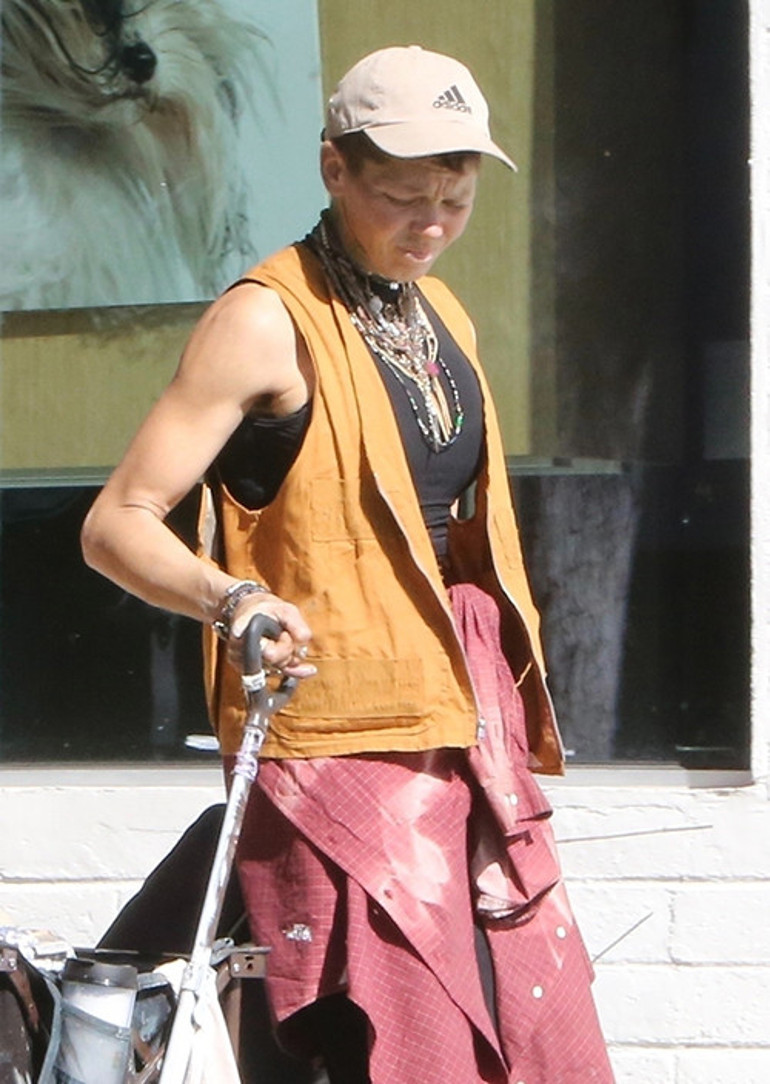 Artık ne inci gibi dişleri var ne altın rengi saçları... Tüm mal varlığı market arabasında... Paparazziye acı itiraf