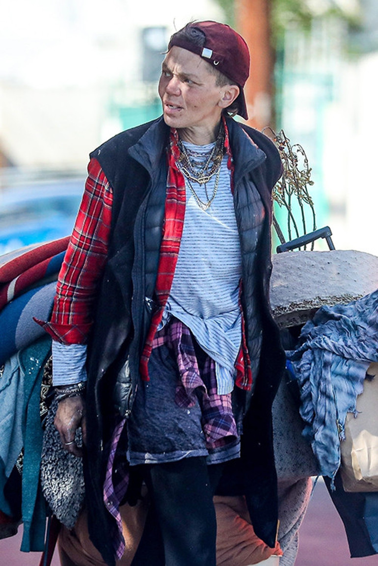 Artık ne inci gibi dişleri var ne altın rengi saçları... Tüm mal varlığı market arabasında... Paparazziye acı itiraf