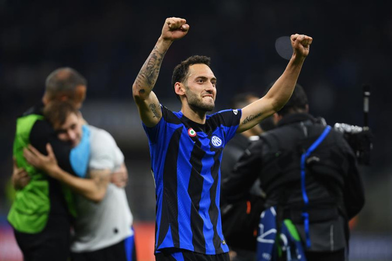 Interde Hakan Çalhanoğlu bir rüyayı yaşıyor Milan tarihinde bir ilk...