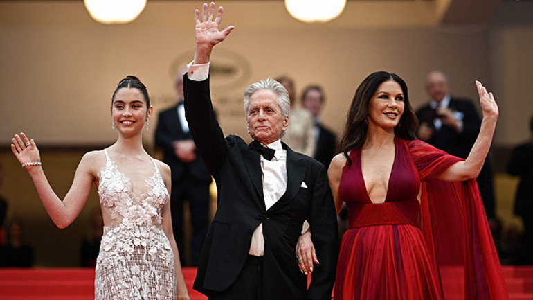 Cannes Film Festivali: Kırmızı halıda Michael Douglas çıkarması Kızlarıyla açılışa damga vurdular