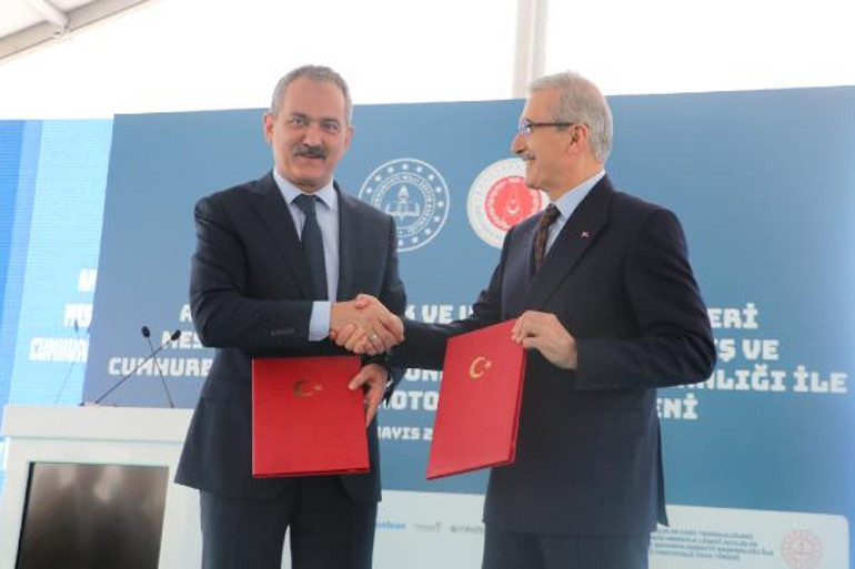 Türkiyenin ilk havacılık ve uzay lisesine Özdemir Bayraktarın adı verildi