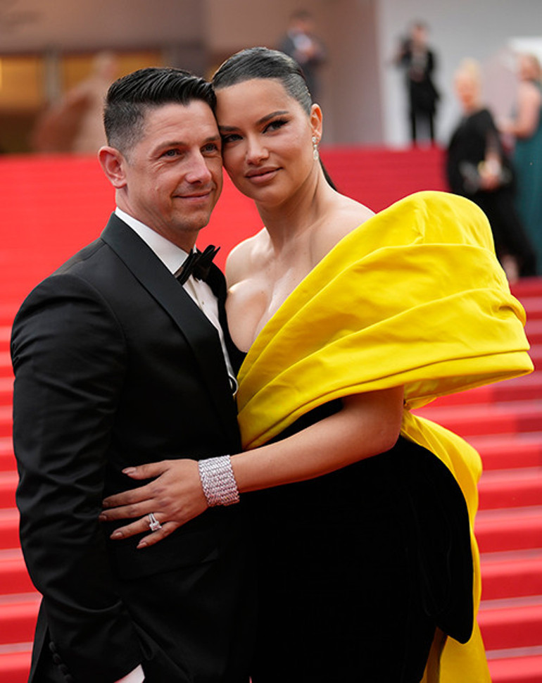 Bir yıl sonra yine aynı yerde: Merdivenlerde aşka geldiler