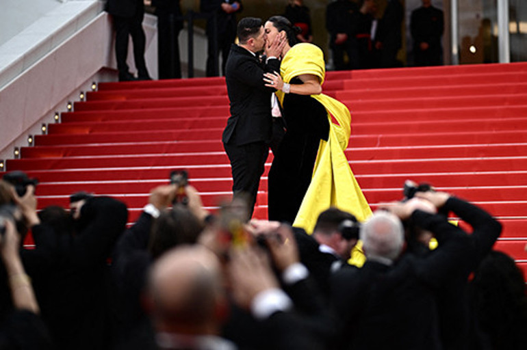 Bir yıl sonra yine aynı yerde: Merdivenlerde aşka geldiler