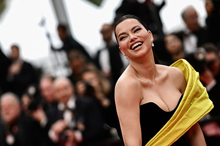 Bir yıl sonra yine aynı yerde: Merdivenlerde aşka geldiler