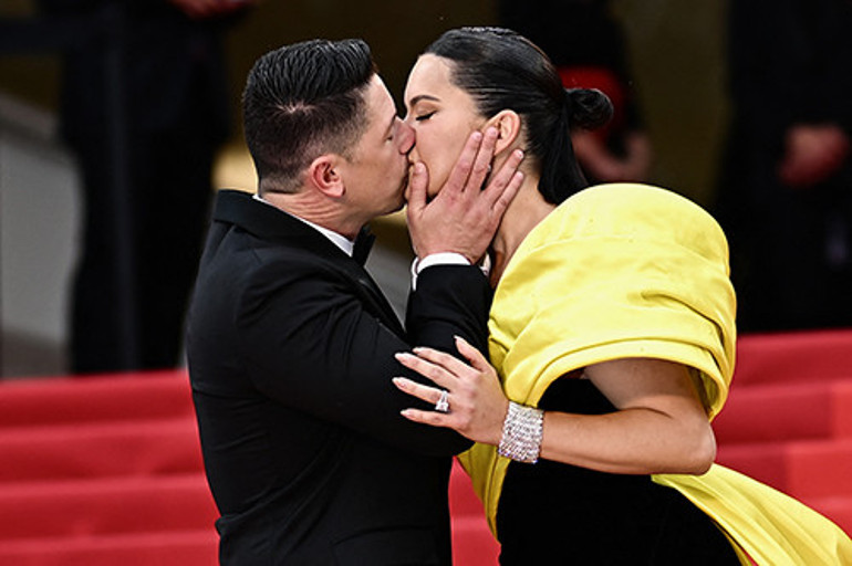 Bir yıl sonra yine aynı yerde: Merdivenlerde aşka geldiler