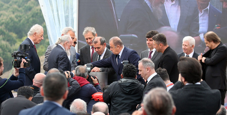Galatasarayda tarihi gün Kemerburgaz Tesislerinin temel atma töreninde dikkat çeken kare: Fatih Terim, Burak Elmas ve Ünal Aysal...